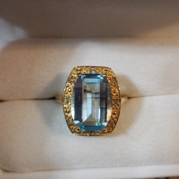 Wow! Georgous Solid 10kt Y Gold and Topaz Ring - Picture 3 of 8